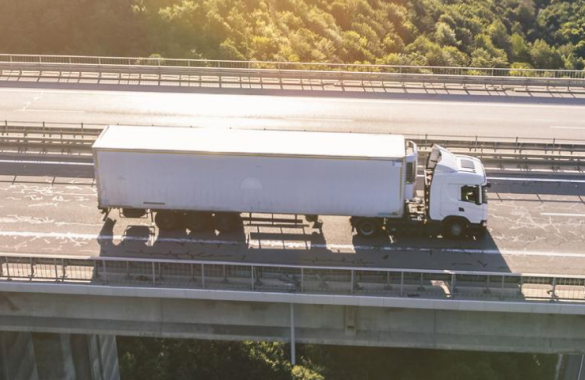 Camión con un contenedor viajando por una autopista