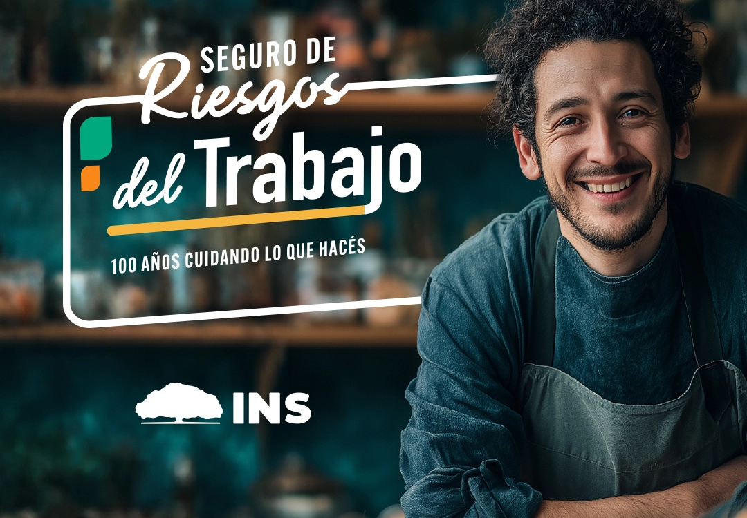 Grupo de trabajadores hablando sobre la construccion