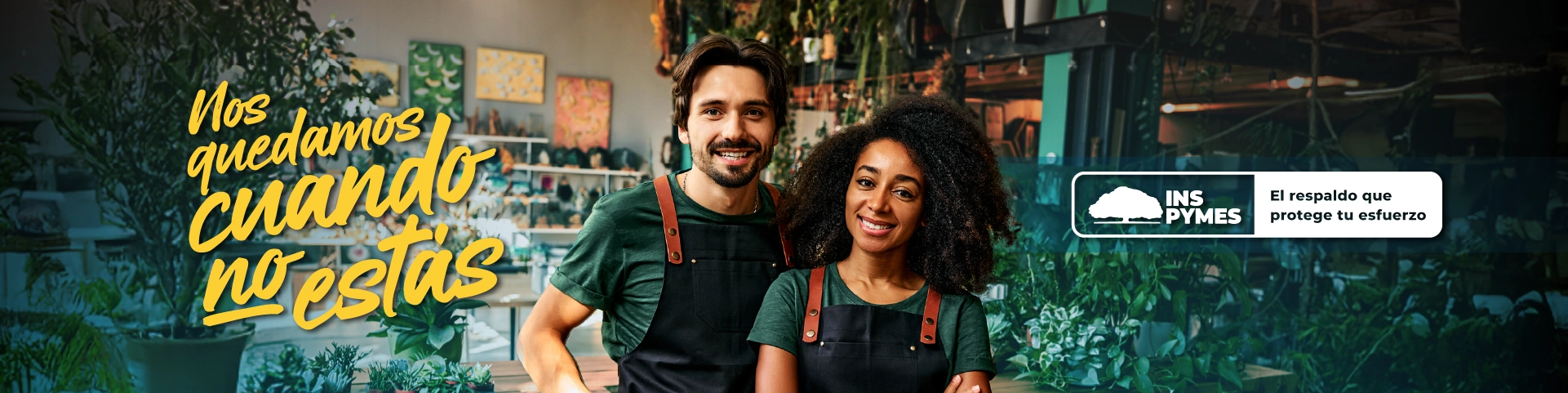 Mujer sujetando unas cajas de su emprendimiento junto al texto "Pymes Seguros"