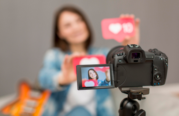 Mujer grabandose con una camara