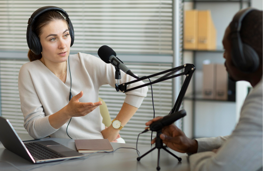 Mujer en locucion de radio