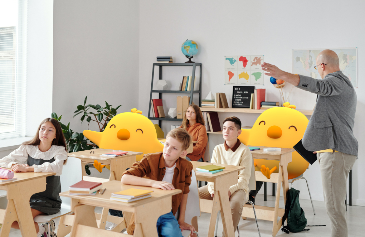 niños en un salón de clases junto a dos pollitos y un profesor