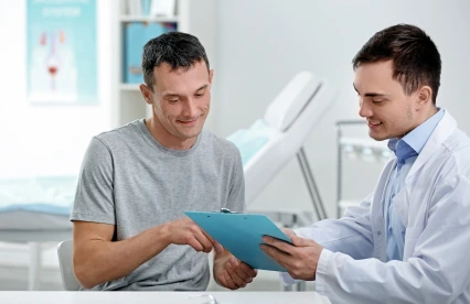 Botón chequeo para adultos Doctor explicándole a un paciente los resultados de su chequeo médico