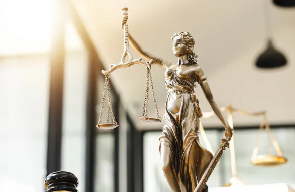 Estatua de la justicia sosteniendo escalas
