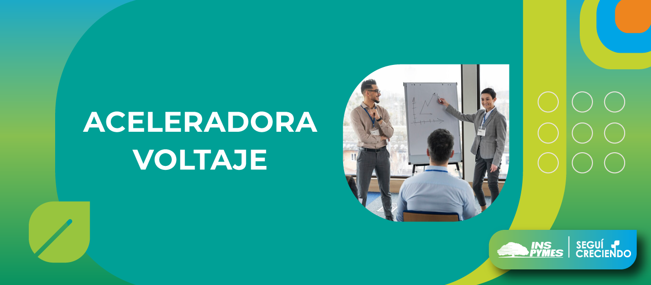 Personas en una capacitación con el texto al lado "Aceleradora Voltaje"