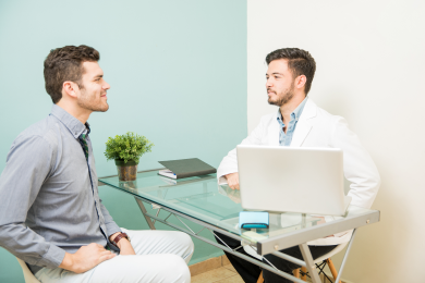 Hombre en una consulta médica