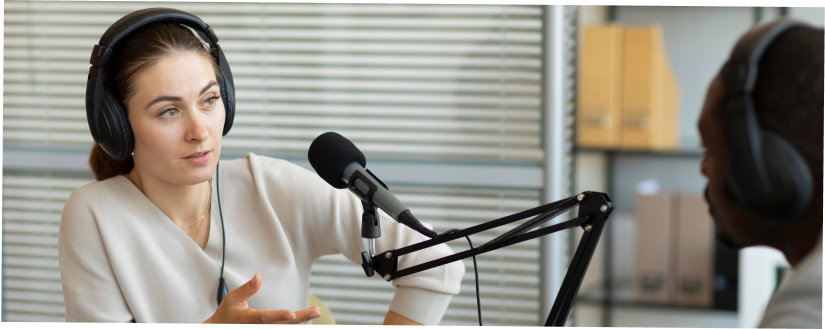 Mujer dando entrevista en la radio