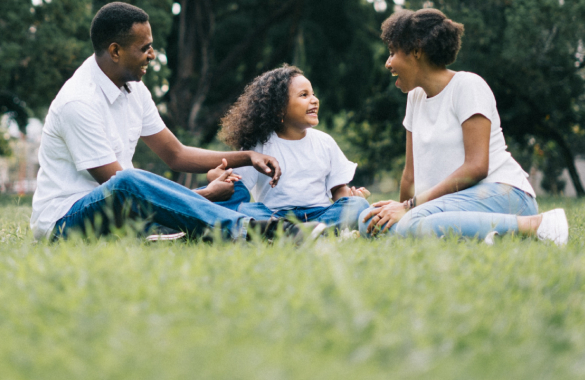 familia pasando tiempo juntos en el campo