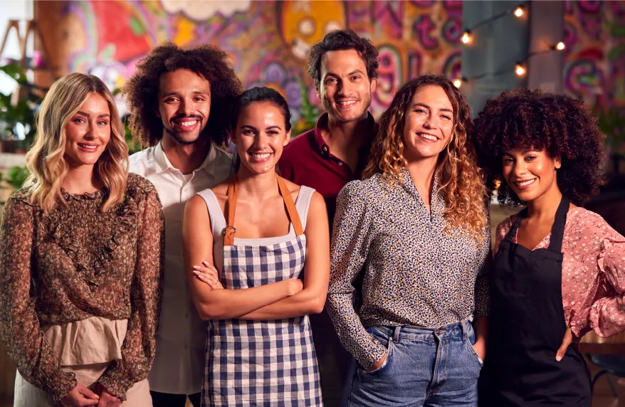 grupo de personas reunida posando para una foto