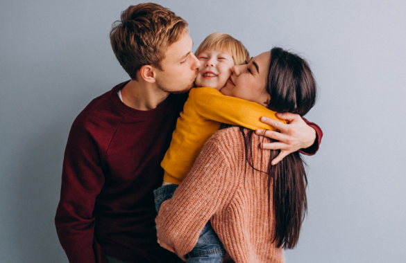 familia abrazándose sobre un fondo gris