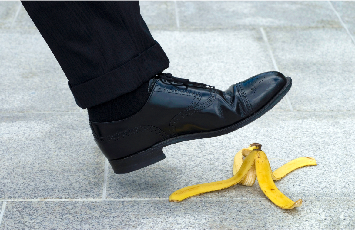 Persona tropezando sobre una cáscara de banano