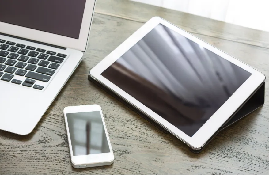 Computadora, celular y tablet