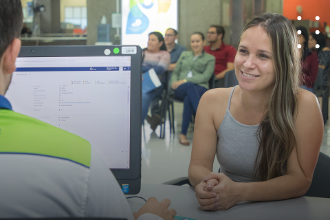 Muchacha realizando tramite en los centros de gestión del INS