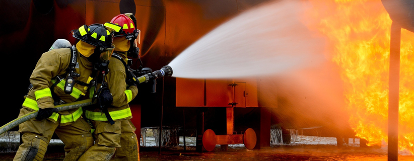 Bomberos apagando un incendio en un local