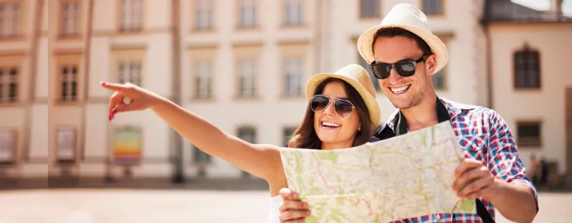 imagen de una pareja viendo un mapa y disfrutando 